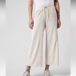 Athleta wide leg crop pants soft women’s size 6p tan/cream drawstring waist EUC